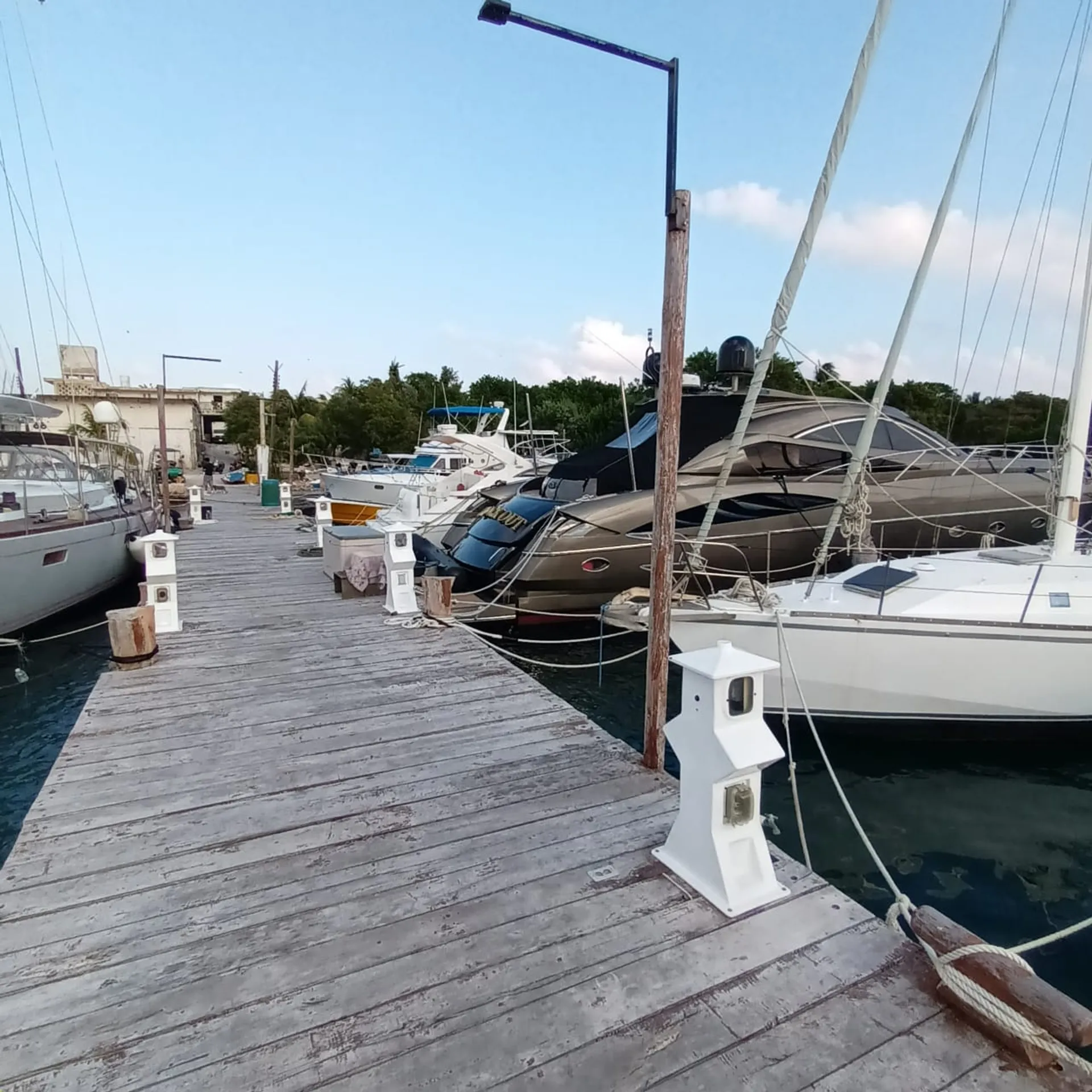 zona exterior hospedaje bahia con yates lancas y agua mar